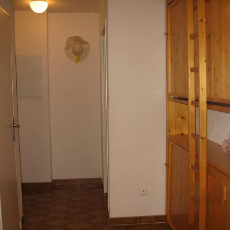 2 Pieces Au Port De Avec Loggia, Proche Plage - Fr-1-335-79